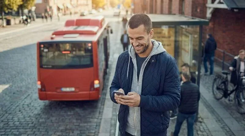Kunde leser SMS-varselet fra sjåføren om når Fiskebilen kommer med leveringen