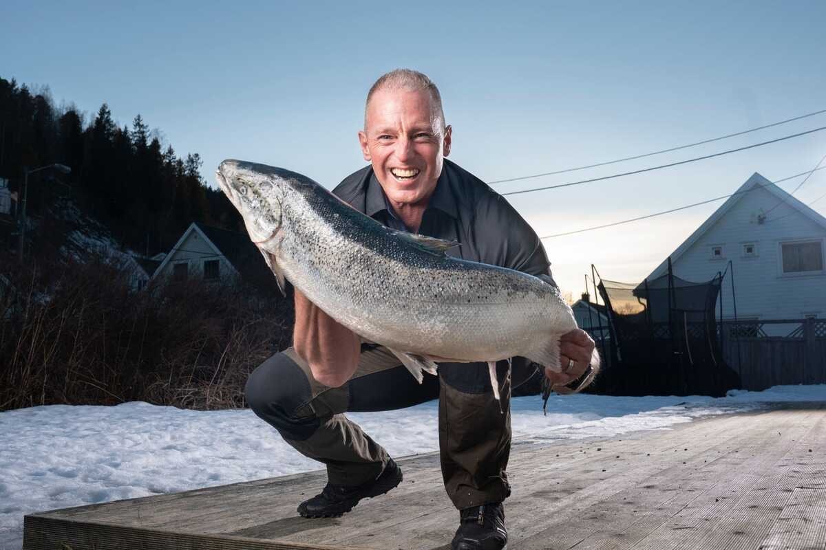 Pål Sømme, grunnlegger av Fiskeruta, med en nyfanget laks